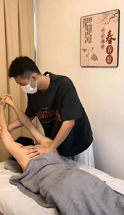 性感老师被学生操的相关介绍