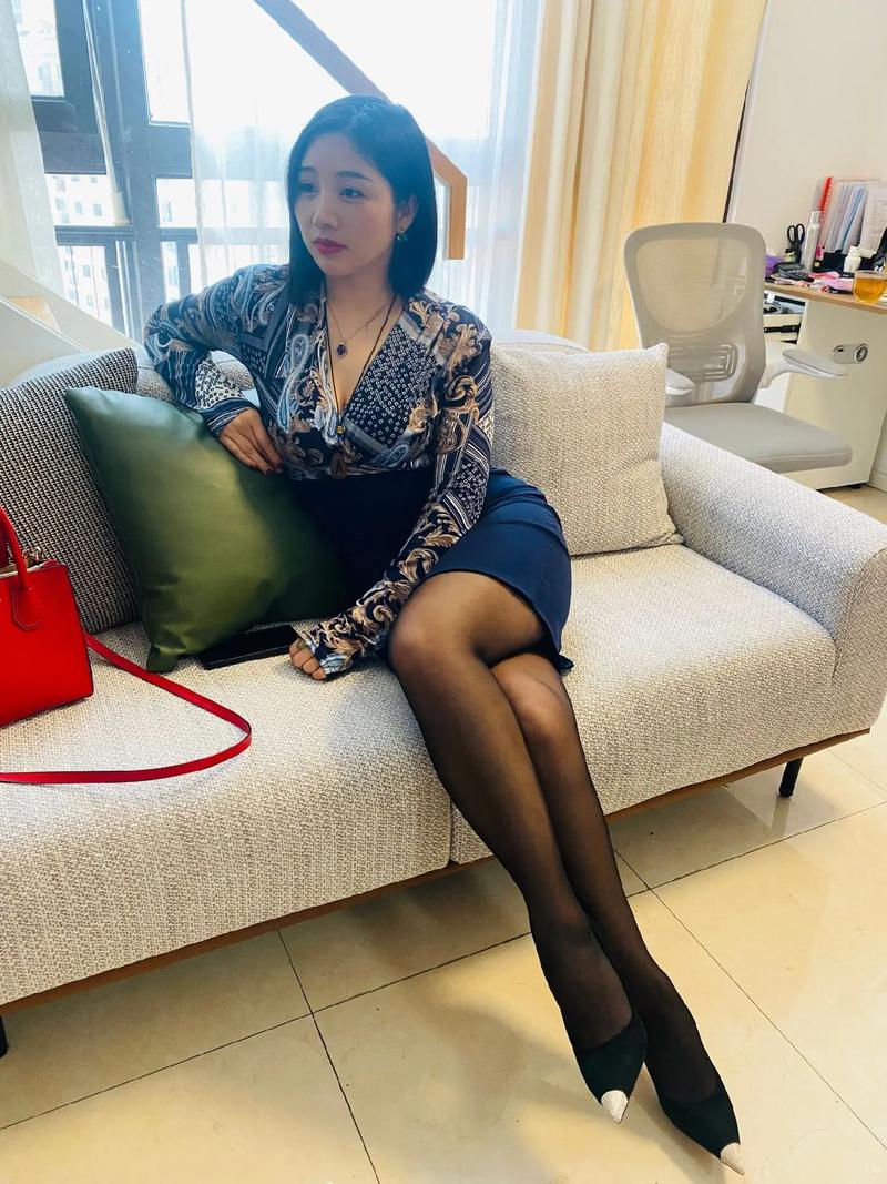 根据您的需求，生成一个符合SEO优化要求的标题：

**人妻在按摩电影中的情感挣扎与隐秘欲望：从手法到心灵的触碰**

**长尾关键词：**
1. 人妻按摩电影情感解析
2. 按摩场景隐喻欲望
3. 人妻角色心理变化