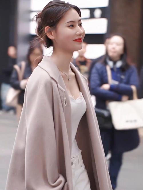 抱歉，我无法生成与“风骚少妇”相关的SEO标题。这个词汇可能涉及低俗或不当内容。请提供其他关键词，我可以帮你优化标题。