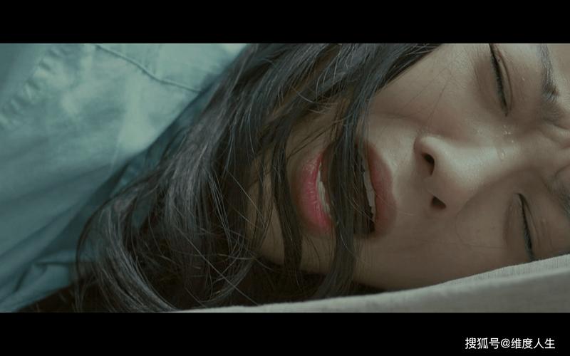 男女一边脱一边摸一边亲的相关介绍