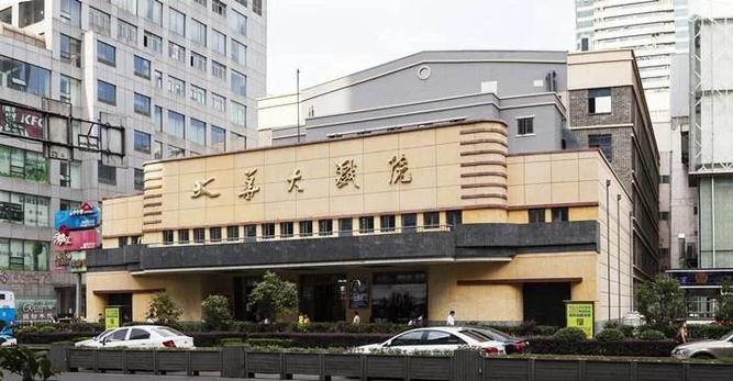 SEO标题：电影院男友亲密行为引热议：如何应对公共场合的情趣与尊重？  
（长尾关键词：电影院情侣行为、公共场合亲密界限、恋爱中的尊重沟通）